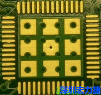 這個(gè)通孔的設(shè)計(jì)勉強(qiáng)可以接受，只剩下正中間一個(gè)通孔沒有塞孔，而且孔徑也變小了。