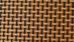 圖片只是示意圖，并不是真正的玻纖布，基本上由經(jīng)緯兩股材料交錯編織而成，經(jīng)緯的交錯間如果有空隙，就容易藏水分，所以一般會以透氣性來檢查其密合度。