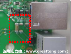 有人認(rèn)為電容旁邊已經(jīng)有螺絲將電路板固定于機(jī)殼上了，不應(yīng)該發(fā)生電路板彎曲的現(xiàn)象才對。