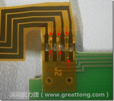 這張圖所顯示的，PCBA工廠實(shí)際進(jìn)行HotBar(熱壓熔錫焊接)焊接的時(shí)候，經(jīng)常會(huì)出現(xiàn)這類焊墊之間短路的問題，下面的圖示為比較嚴(yán)重的案例，大部分都只有部份溢錫，但這對(duì)品質(zhì)信賴杜已經(jīng)產(chǎn)生了及大的為害，既使現(xiàn)在測(cè)試沒有出現(xiàn)問題，難保在高溫膏濕的環(huán)境下不會(huì)出現(xiàn)電子遷移(Electromigration)的現(xiàn)象。