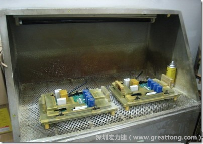 使用噴涂(Spraying)方式作業(yè)conformal coating時，需設(shè)備抽真空的設(shè)備，否則噴涂的物質(zhì)會飄散到空氣當(dāng)中，影響人體的健康。