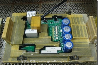 Conformal coating噴涂作業(yè)時可以使用治具把一些不可以噴涂到的地方及零件覆蓋起來，以免絕緣物質(zhì)噴涂到一些需要作導(dǎo)電接觸的地方。