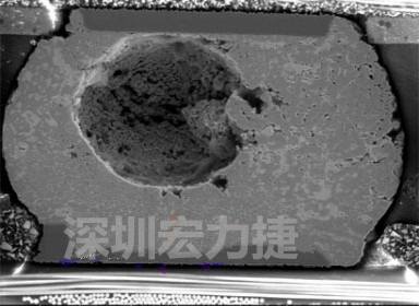 錫球氣泡大到足以影響到焊接的品質(zhì)，下圖是錫球切片后的剖面，可以很明顯看到氣泡已經(jīng)有錫球的 1/3 大了