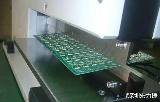 基本上V-Cut就是破壞板子結(jié)構(gòu)的元兇，因?yàn)閂-Cut就是在原來(lái)一大張的板材上切出溝槽來(lái)，所以V-Cut的地方就容易發(fā)生變形。