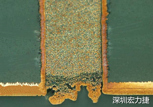 PCB設(shè)計(jì)之導(dǎo)電孔塞孔工藝 導(dǎo)電孔Via hole又名導(dǎo)通孔，為了達(dá)到客戶要求，導(dǎo)通孔必須塞孔，經(jīng)過大量的實(shí)踐，改變傳統(tǒng)的鋁片塞孔工藝，用白網(wǎng)完成板面阻焊與塞孔。生產(chǎn)穩(wěn)定，質(zhì)量可靠。