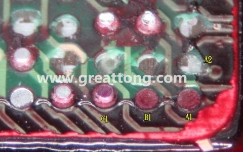 下圖是紅墨水測(cè)試后將PCB板子拿回來(lái)側(cè)一個(gè)角度拍攝的照片，就可以很清楚的看到錫球黏在PCB端，或不在PCB端。