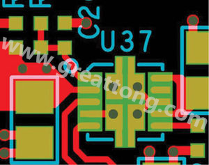 因孔徑過大，焊料沿孔壁爬溢流出