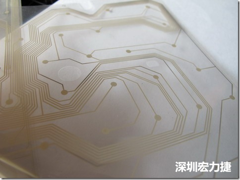 下面第二個(gè)圖則是另一片也有著按鍵線路的PTF，當(dāng)上、下兩面PTF的按鍵結(jié)點(diǎn)互相接觸后就可以計(jì)算出是哪個(gè)按鍵被按下了。可是當(dāng)按鍵沒(méi)有按下時(shí)，上下兩片PTF的線路則是分開(kāi)的，所以上圖那片PTF的線路上面其實(shí)還另外覆蓋了另一層透明的PET作為絕緣層，只露出了需要在鍵盤按下時(shí)才會(huì)碰觸的接觸點(diǎn)，因?yàn)檫@些材質(zhì)使用的都是Polymer，所以才撐這樣的技術(shù)為Polydome(聚合簧片)。