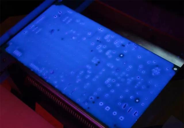 經(jīng)過涂覆工藝后的PCB，在紫光燈下的拍攝效果，原來coating也可以這么美！