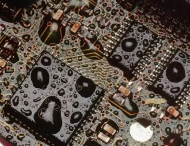 經(jīng)過涂覆工藝后的PCB，在表面形成透明的保護(hù)膜，能有效防止水珠和潮氣侵入，避免漏電和短路。