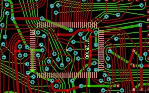 底圖：同樣的設(shè)計(jì)但采用了任意角度的布線。