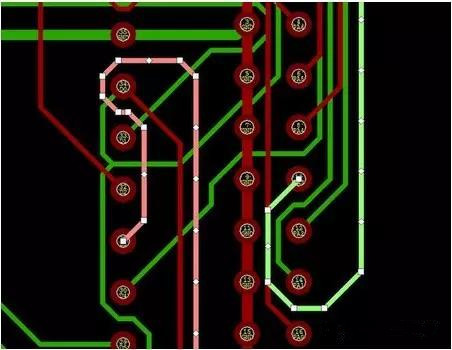 通過(guò)自動(dòng)優(yōu)化導(dǎo)線形狀消除導(dǎo)線打彎(用線段近似弧線只是為了顯示沒(méi)有弧線的任何角度例子)。